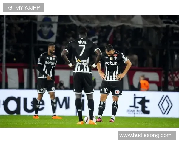 法甲里昂足球明星阵容揭秘及其在赛场上的精彩表现分析